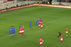 圆月弯刀！萨比策在国家队打入的精彩任意球